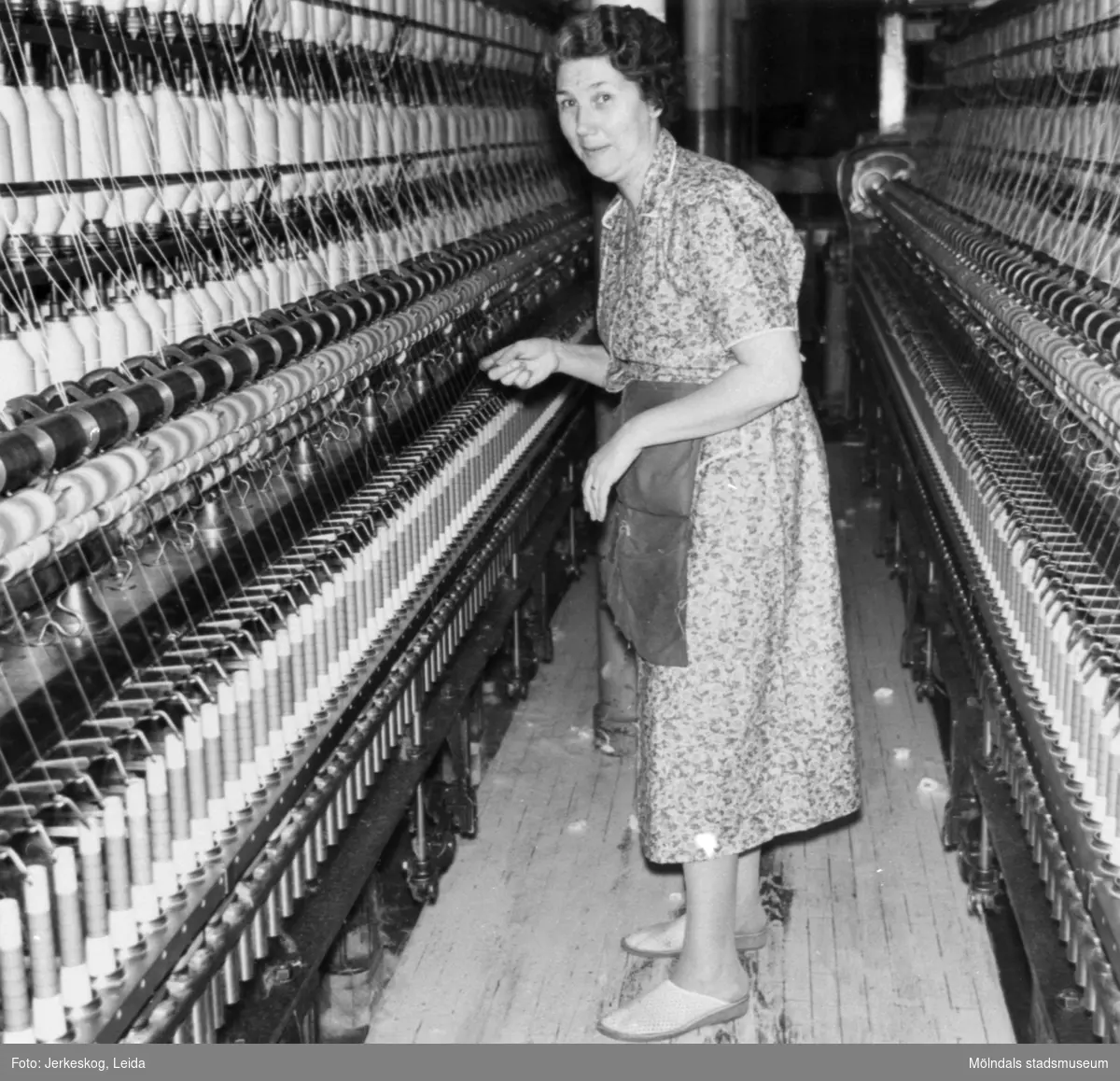 Astrid Andersson arbetar vid en spinnerimaskin på Krokslätts fabrik, 4:e våningen, 1958.