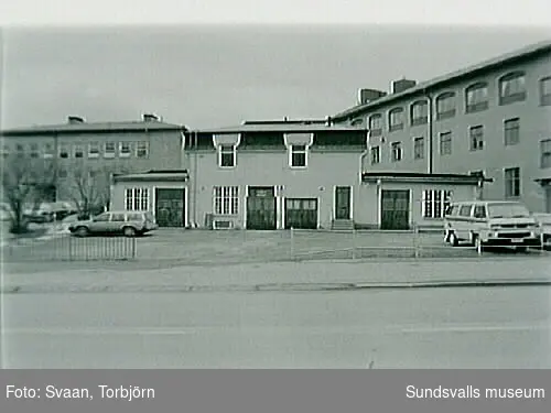 Bild 05-06 Vy från. NV med kv. Snedlappen 2 till vänster och Holmgatan rakt fram.Bild 08 Fasaddetalj sidoutbyggnad i väster, norra fasaden.