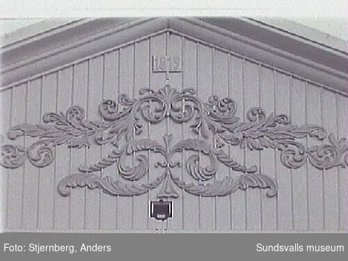 Foto 16: Köksutbyggnad mot norr.Foto 18-19: Fasadutsmyckning i trä på huvudfasaden.