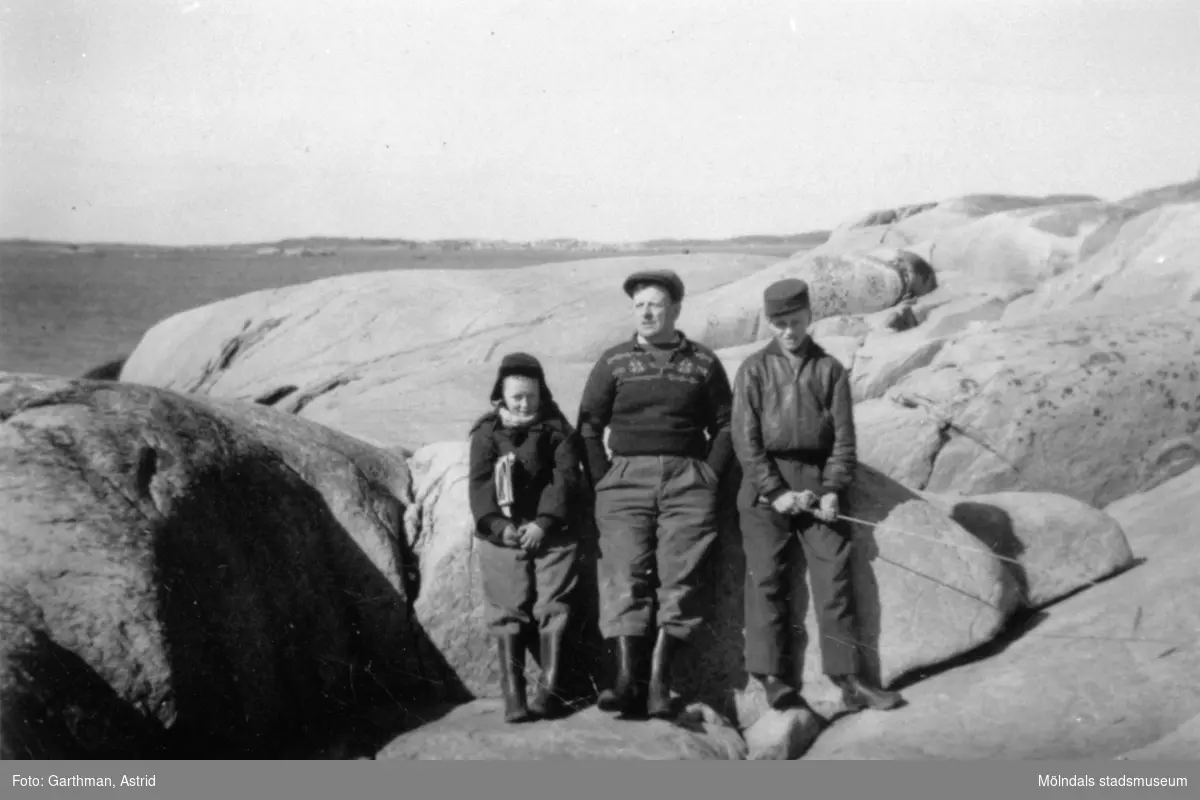 Från vänster: Leif-Åke Garthman, pappan Helmer Garthman och Rolf Karlsson tar en fiskepaus vid Näset, 1950-tal.