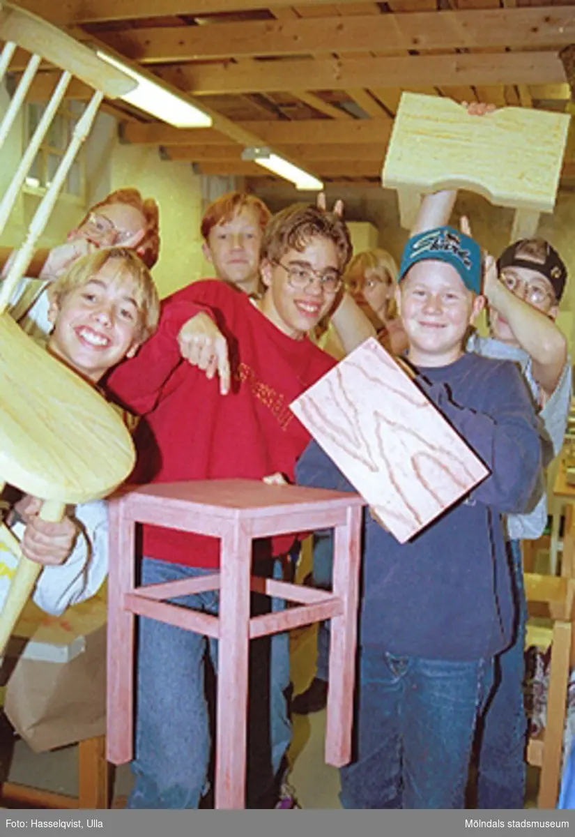 Pedagogisk verksamhet i samband med tillfällig utställning "Lindomemöbler". Bildhuggeri och ådermålning (Almåsskolan klass 8). Se även 1994_0998-1994_1034 samt 1994_1046-1994_1061.