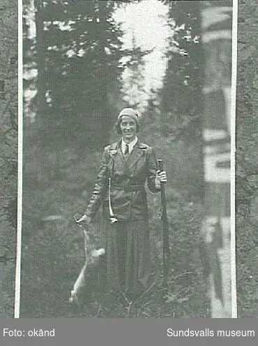Kvinna med jaktgevär och skjuten hare.Fotografier inlånade från Selångers Hembygds-förening.