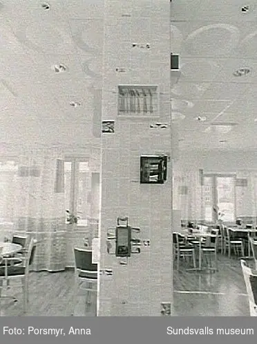 Utsmyckning av Tomtegränds servicehus: Lena Anderssons - keramiska plattor som fronter på serveringsdisk, öppen spis klädd med keramiska plattor. A Wohléns - gardiner, pelare.