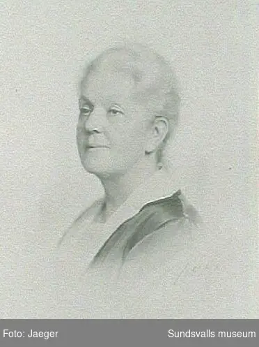 Anna Braathen f. Lous, hustru till grosshandlare G P Braathen, Hofvid, Alnö. Anna flyttade från Alnö till Stockholm 1931 och avled där 1944.