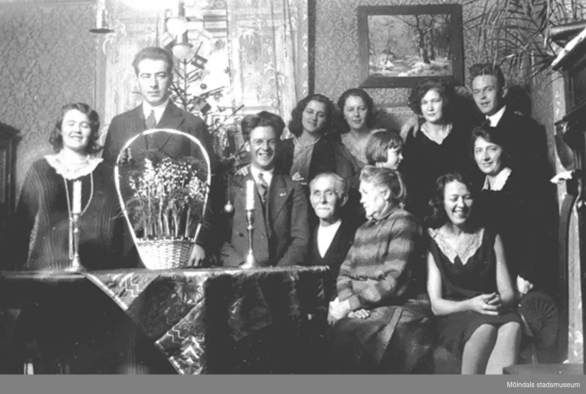 Karin Hasselberg (längst till vänster) och systern Anna Hasselberg (i mittenraden längst till höger) med familj och vänner, 1920- till 1930-tal.