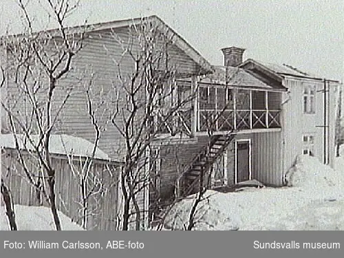 C A Svenssons väg 8, f d Forsgrens. STG 75.Uthus med svalveranda. I området Skönsbergsvägen och Krönvägen bodde Eric Jonsson som ung .Jonsson var ordförande i Sköns verksstyrelse även 1956-1964 och fick uppleva saneringen av sin egen uppväxtmiljö.