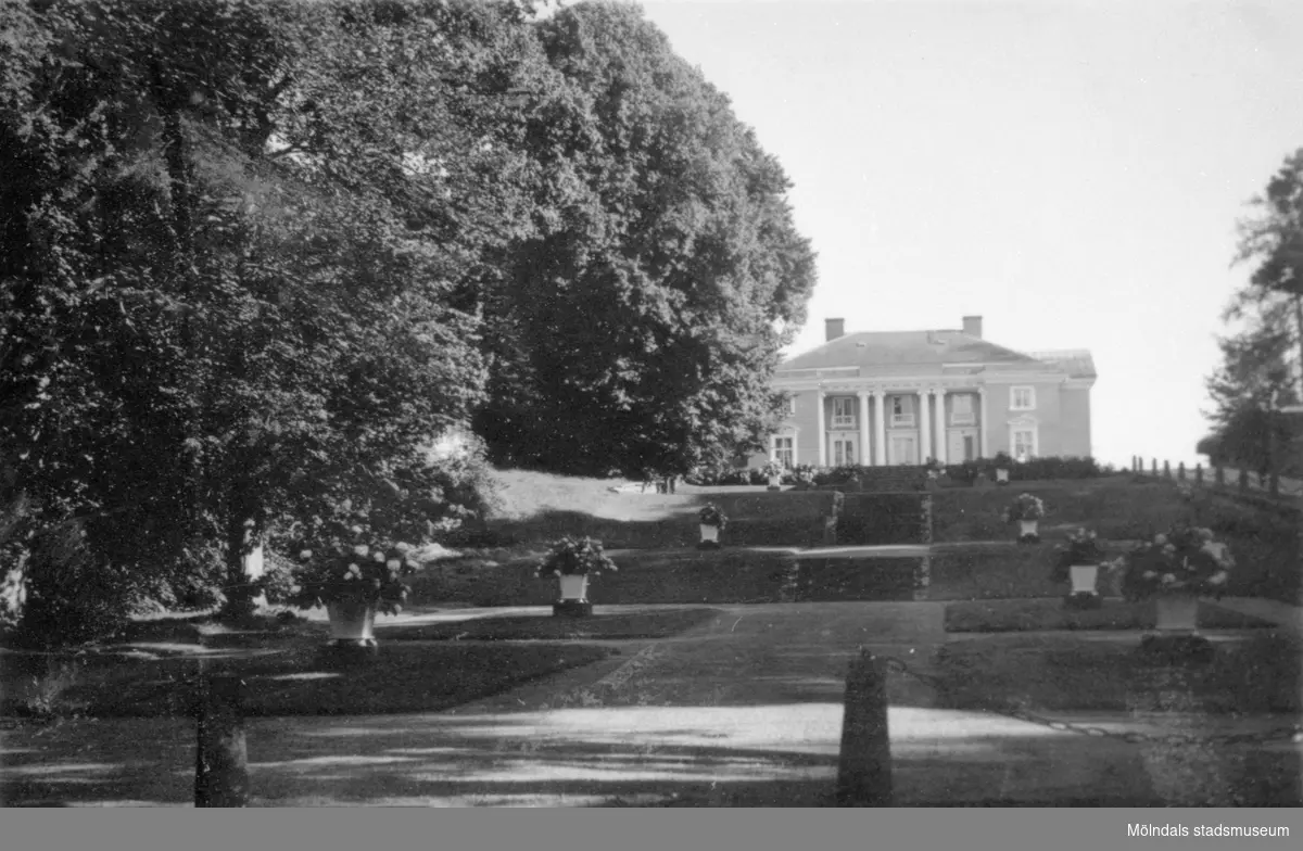 Gunnebo slotts framsida och park sett från norr, 1930-tal.