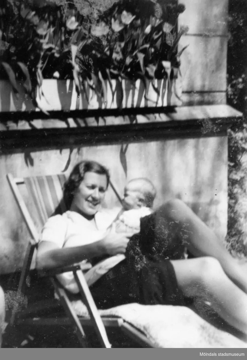 Ursula von Kanitz (född von Eckstädt) sitter i en solstol och håller ett spädbarn i famnen. Pommerwitz i Övre Schlesien, 1930-tal. Ursula var Hilda Sparres enda barnbarn. (Foto från Hilda Sparre, Gunnebo)