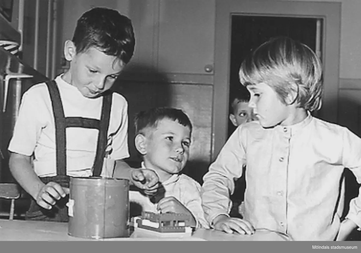 Några barn som leker med lego vid Holtermanska daghemmet 1953.
