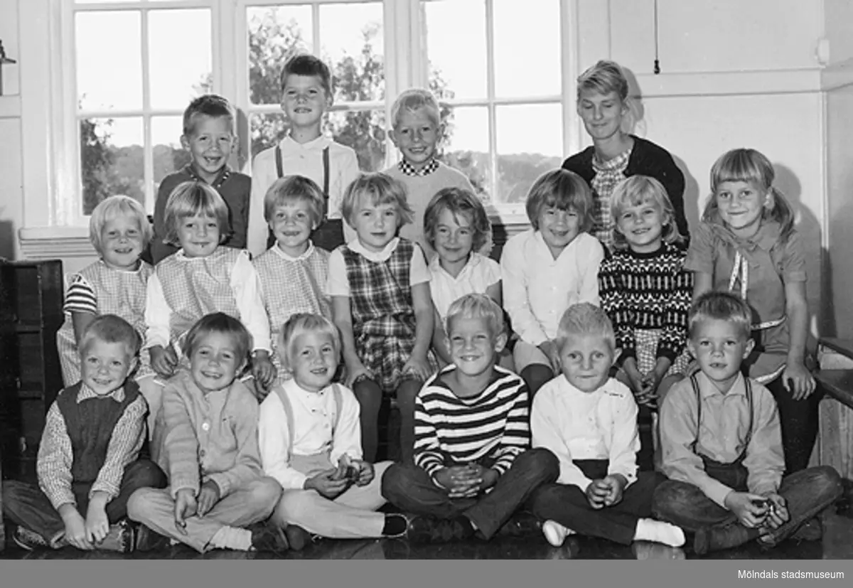 Ett grupporträtt av barn och deras lärarinna vid Holtermanska daghemmet 1953.