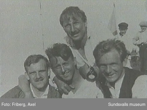 Text på fotografiets baksida: "Kandidat Bergkvist,Dito Berlin, Evangelist Wilson, Axel Friberg 1920 i Juli"
