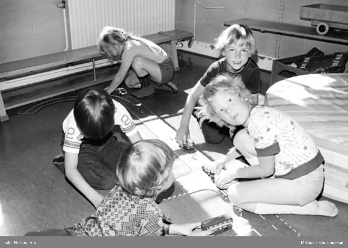 Barn som leker med bilar på golvet. Holtermanska daghemmet, okänt årtal.