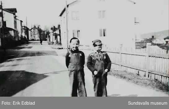 Det finska krigsbarnet Vesa och sonen Bernt Edblad utanför familjen Erik och Siri Edblads hem på Södermalmsgatan 8, våren 1945. Familjen bodde här 1939 - 1960. Fastigheten ägdes av Helfrid Renström, som bodde i husets undervåning.