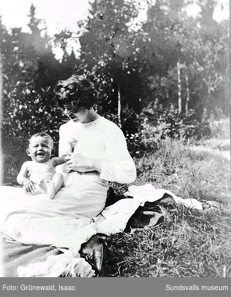 Sigrid Hjertén och sonen Iván Grünewald (f. 1911), sommaren 1912.