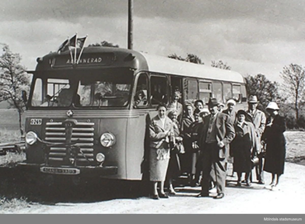 "De gamlas utfärd" till Kvarnabo, 1950-tal.
Pensionärerna står utanför bussen.
Från vänster: Olga Holmén (Vommedal), ?, i dörröppningen Signe Fredriksson (Livered), 
Rut Bengtsson (Långåker).