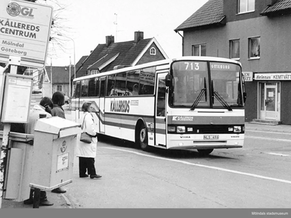 Buss 713 på väg mot Göteborg vid hållplatsen i Kållereds centrum, okänt årtal. Bild använd vid utställningen ”Är du inte riktigt klok?” år 1990 på Mölndals museum.