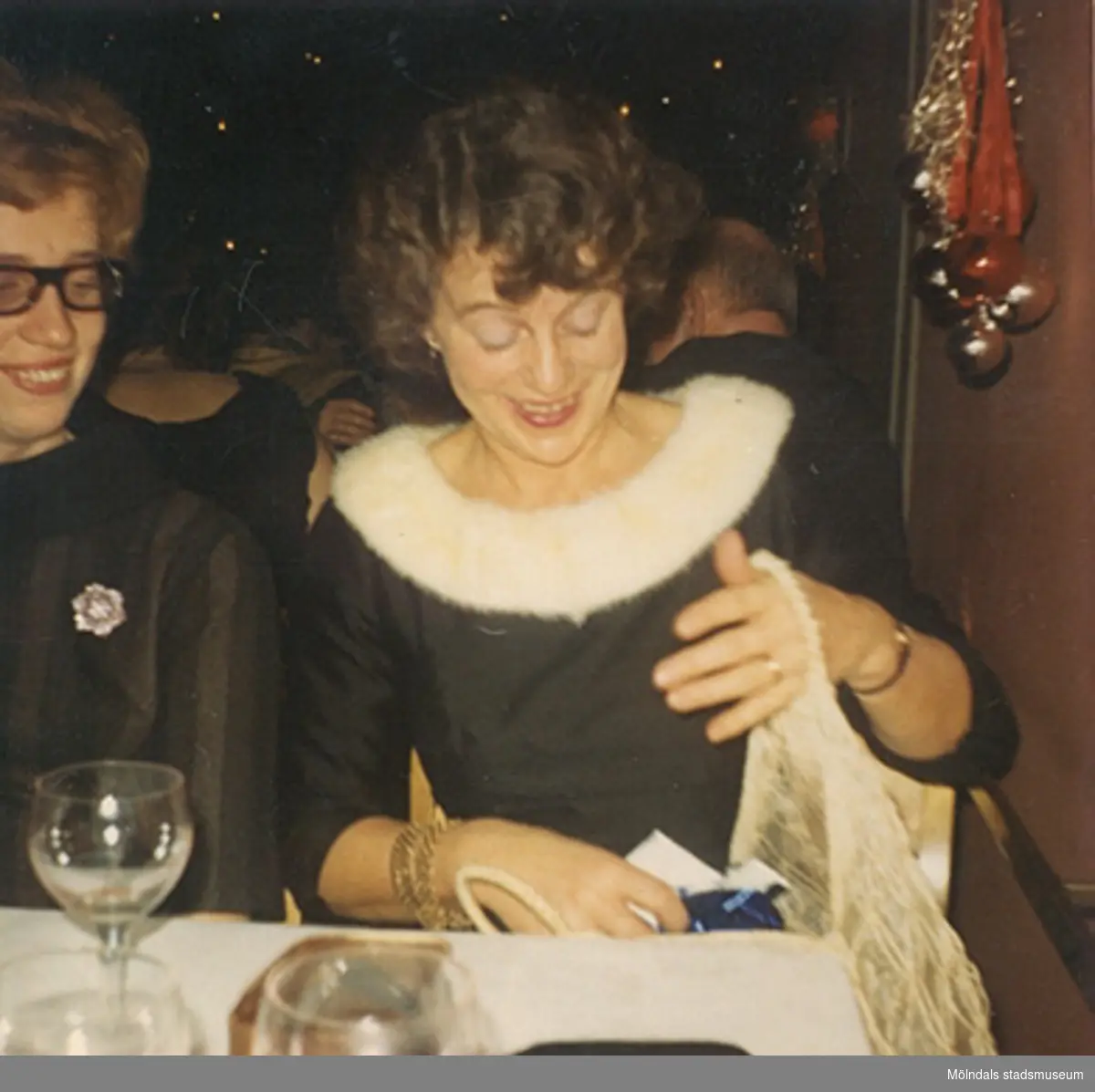 Okänd kvinna till vänster, november 1966. "Den lilla svarta" i sidentyg. Klänningen finns i Mölndals stadsmuseums samlingar med invnr. 03349.