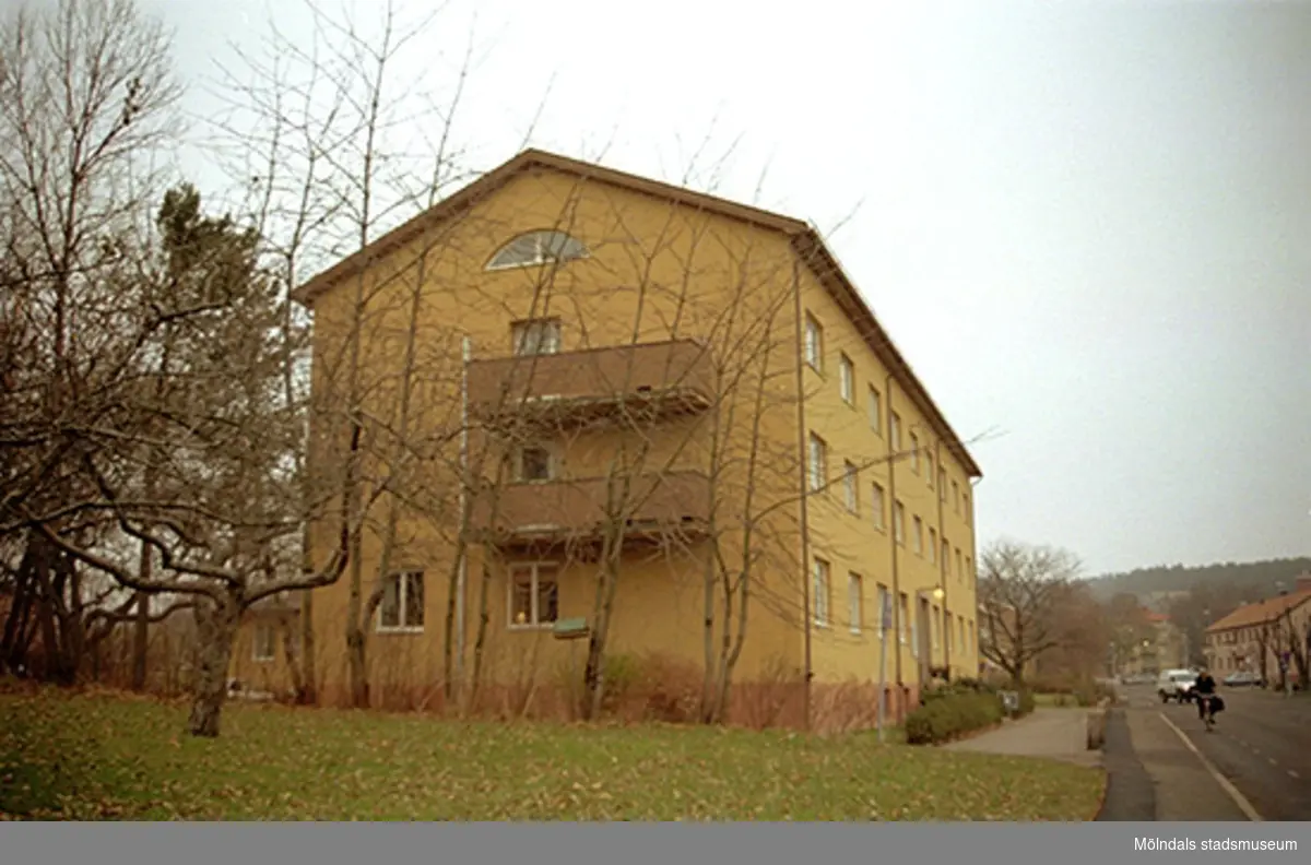 Byggnadsdokumentation av Häradsgatan 1, oktober 1998 - januari 1999. Bostadshus med lägenheter på gavel och entrésida mot söder. Huset var tidigare elevbostad till verkstadsskolan/yrkesskolan på Terrakottagatan. Blev senare kontor.