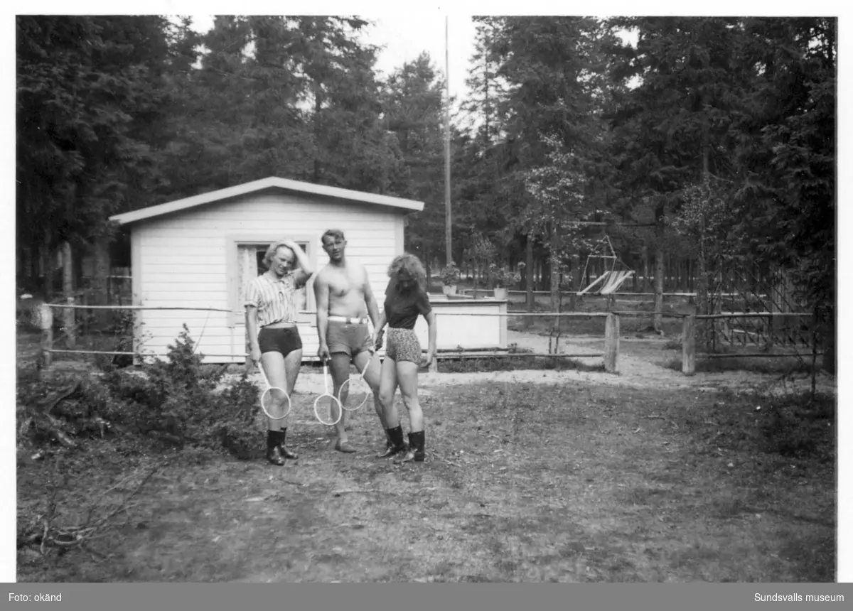 Sommarstugeägaren i Tranviken, Viktor Lindqvist spelar badminton med ...