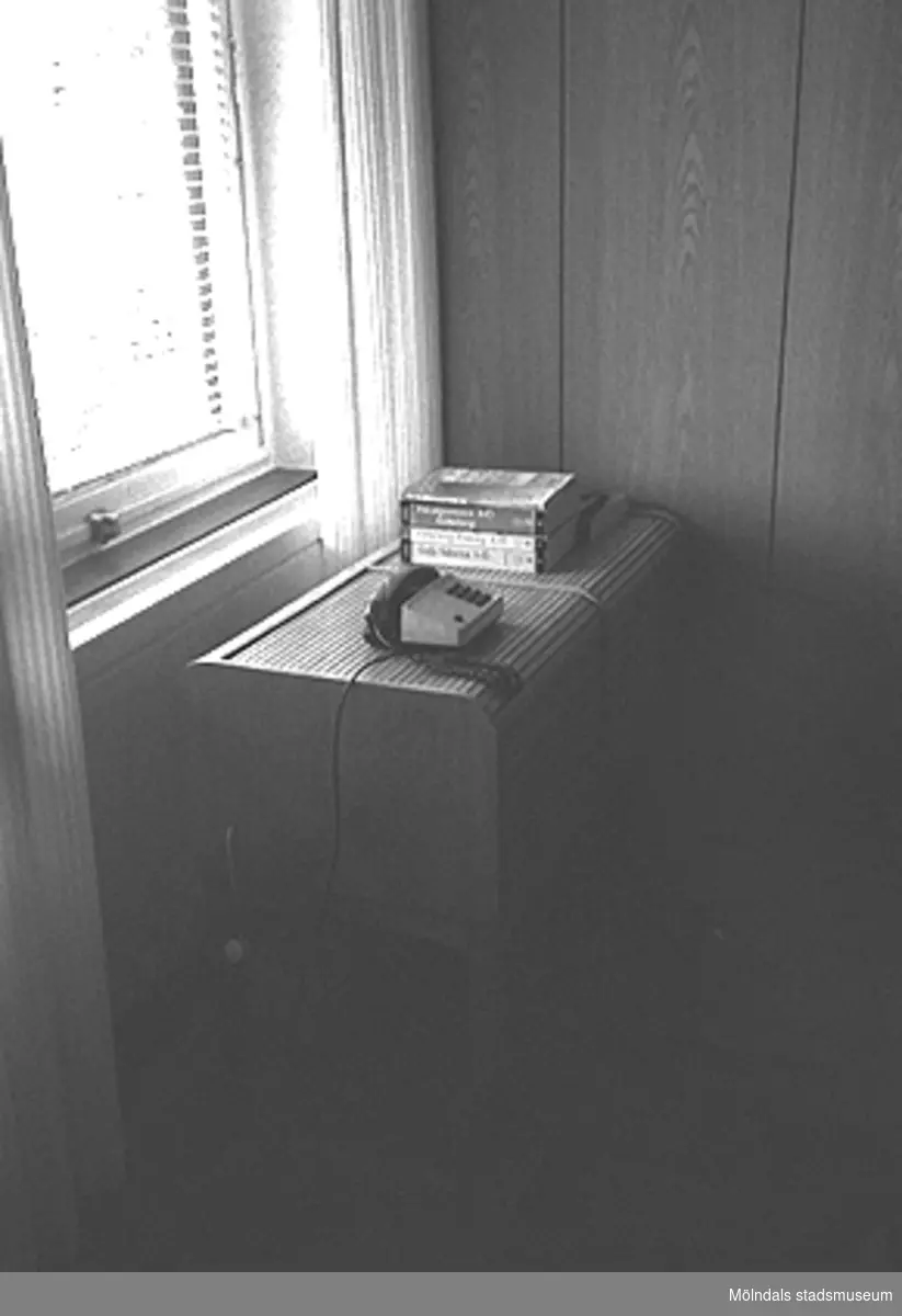 Mölndals stadshus, juni 1994. Ett bord med en telefon och telefonkataloger på.