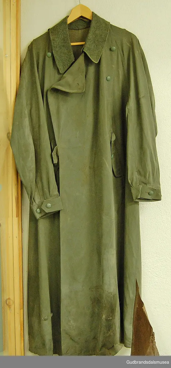 Tysk motorsykkelordonans frakk, gummiert (med knapper) og vanntett, ull på krave. Frakken ble brukt som dekke/deksel ute i reinsjakten.