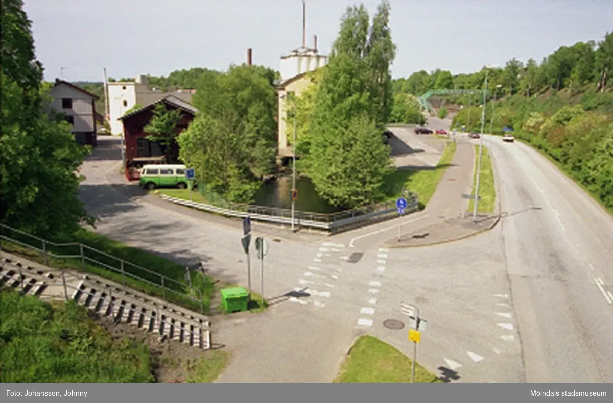 Vy från Stensjögatans bro, över forsen och på f.d strumpfabriken "Strumpan" (efter Viktor Samuelsons fabrik), år 2000. Royens gata går in till vänster, Kvarnbygatan passerar till höger och i bakgrundens mitt skymtar Soabs silotorn.