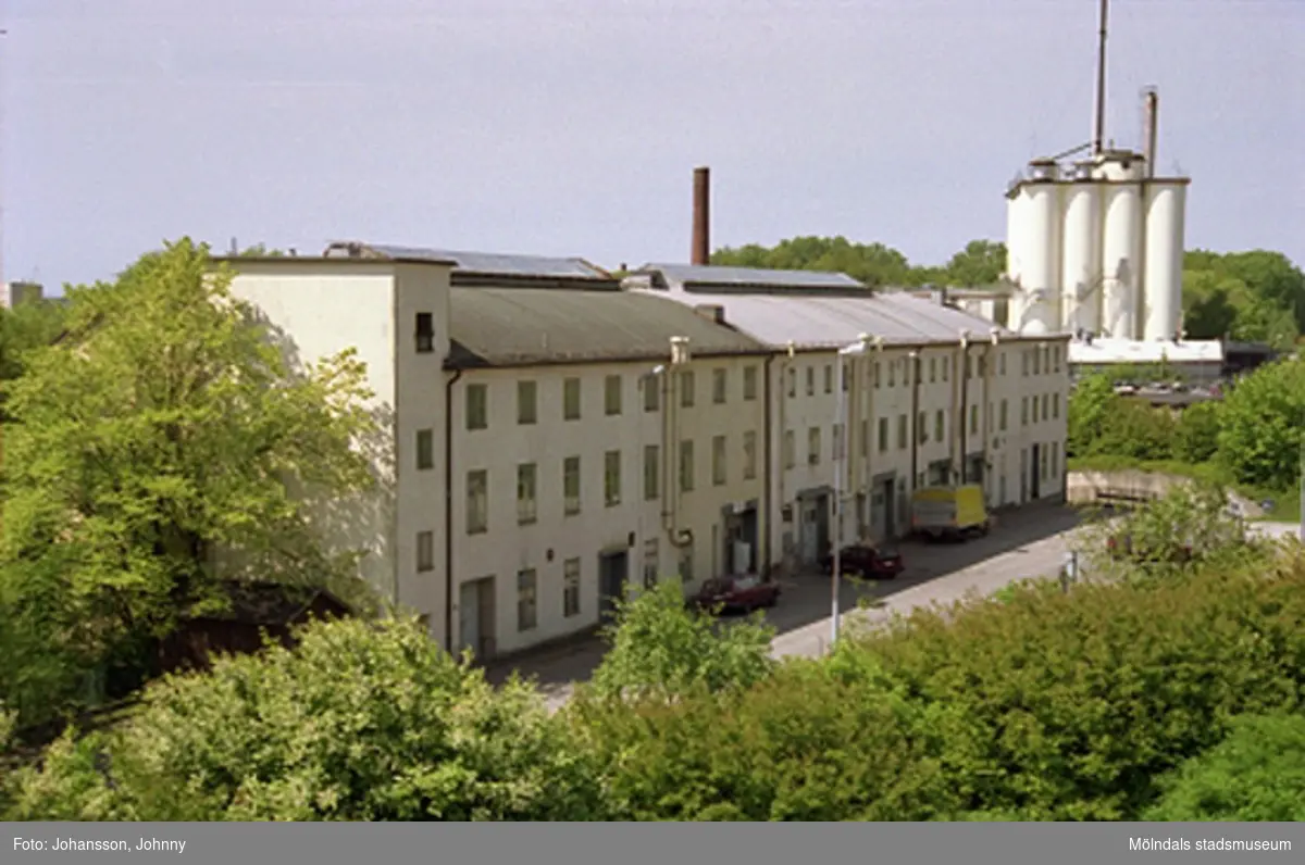 Vy från nordost på f.d strumpfabriken "Strumpan" (efter Viktor Samuelsons fabrik), år 2000. Kvarnbygatan passerar förbi och till höger i bakgrundens skymtar Soabs silotorn.