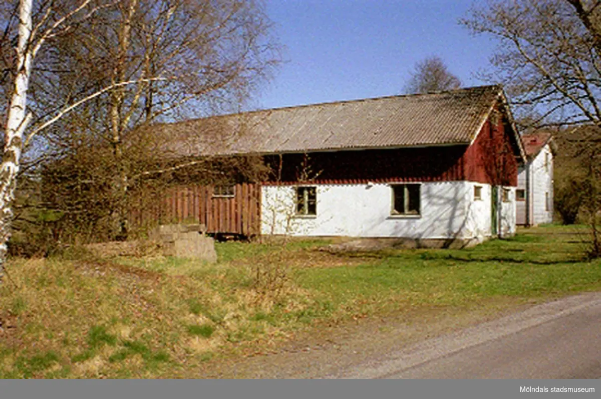 Rivningsdokumentation av en gård. Heljeredsvägen, Heljered 2:14 i Kållered, juli 1999.