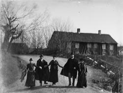 vei, menn2, kvinner3, gjerde, gård, bolighus