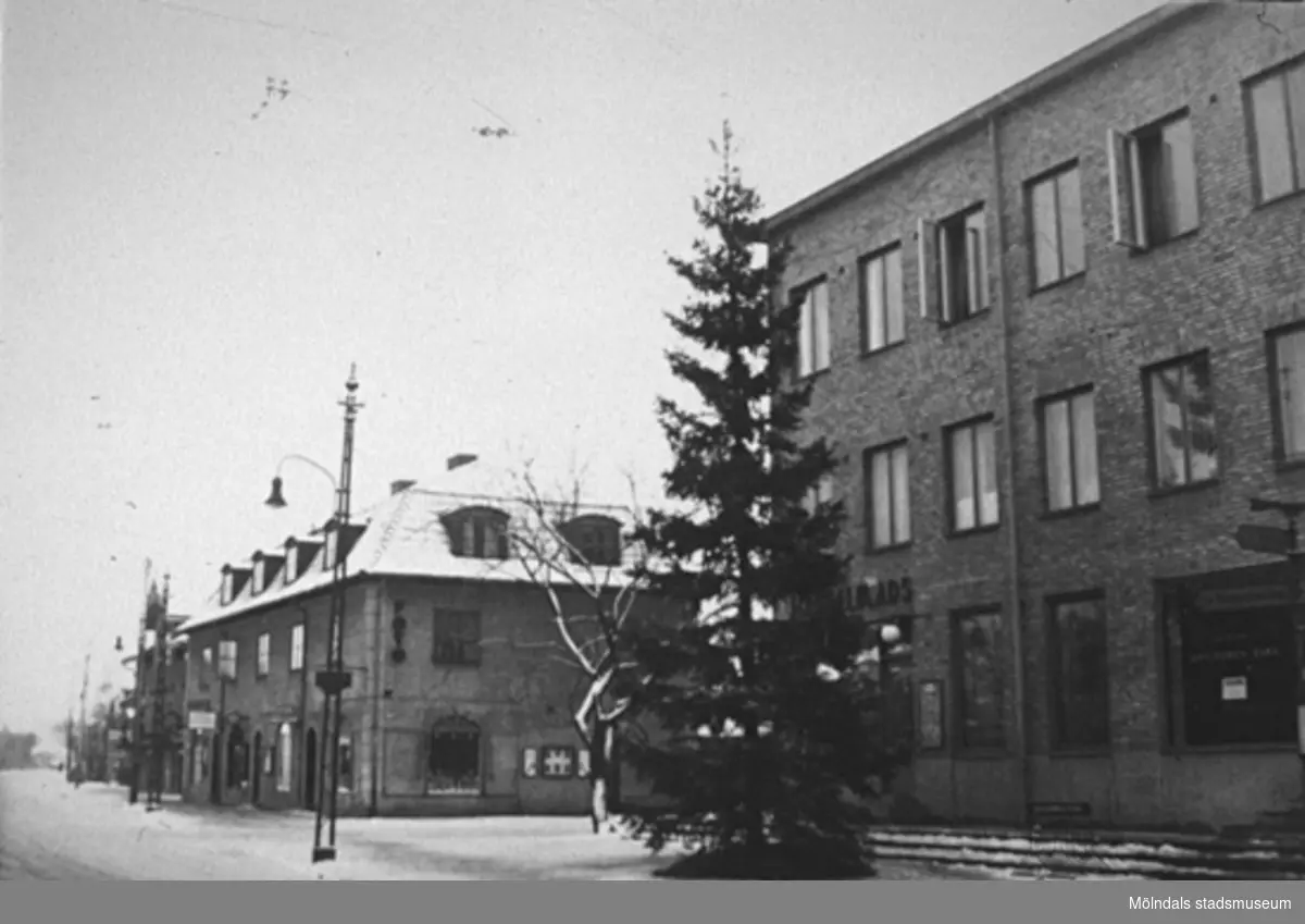 En av Mölndals kommunala julgranar på Kungsbackavägen 2 (Hantverkshuset) och 4, okänt årtal.