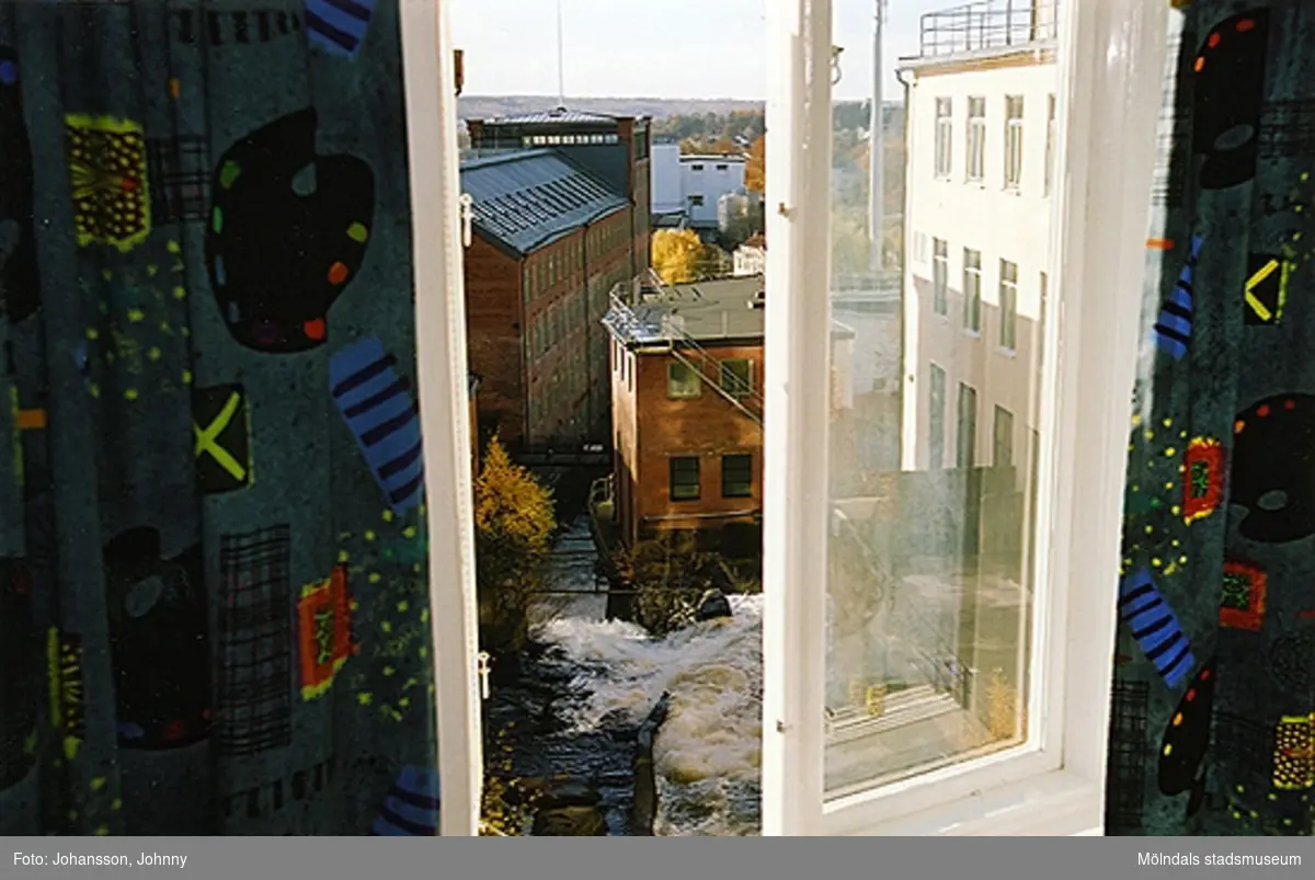 Fönster mot forsen år 2003. Vy inifrån "Stora konferensen" på Mölndals museum, Kvarnbygatan 12, i Mölndal.