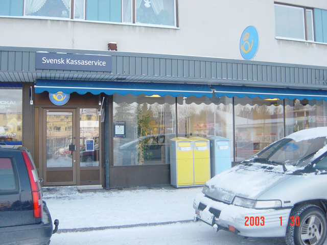 På samma adress finns också Svensk Kassaservice. I de blå
brevlådorna läggs "lokalpost" (försändelser inom det lokala
postnummerområdet). I gula brevlådor läggs försändelser till övriga
postnummerområden och till utlandet.