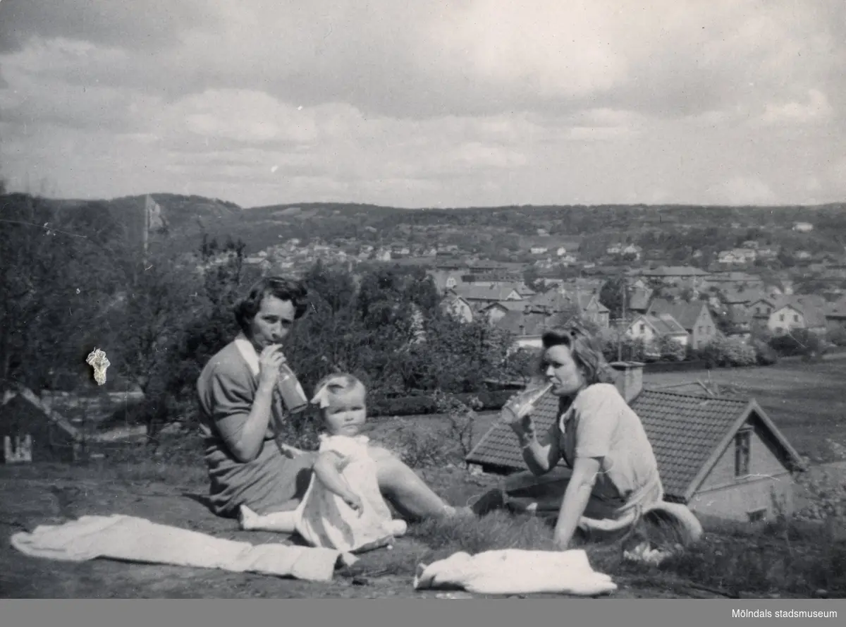 Åbykullen i Mölndal, år 1945.

Foto ur album som tillhört Maj Carlsson (givarens moster) f. 1920 d. 2008. Maj bodde i Mölndal på Pomonagatan och Broslättsgatan 4, aktiv i Missionsförsamlingen (först Trädgårdsgatan, sedan Bifrost).