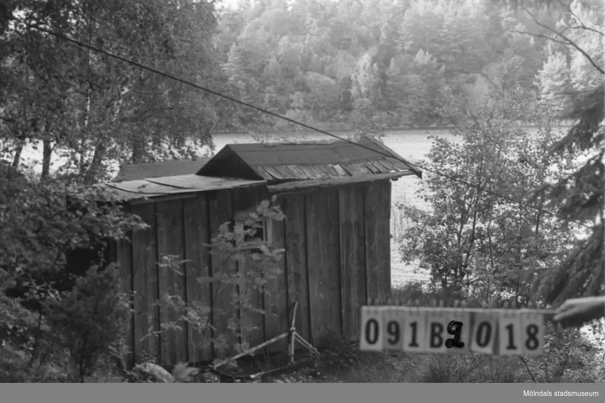 Byggnadsinventering i Lindome 1968. Greggered (1:5).
Hus nr: 091B2018.
Benämning: skjul.
Kvalitet: dålig.
Material: trä.
Tillfartsväg: ej framkomlig.