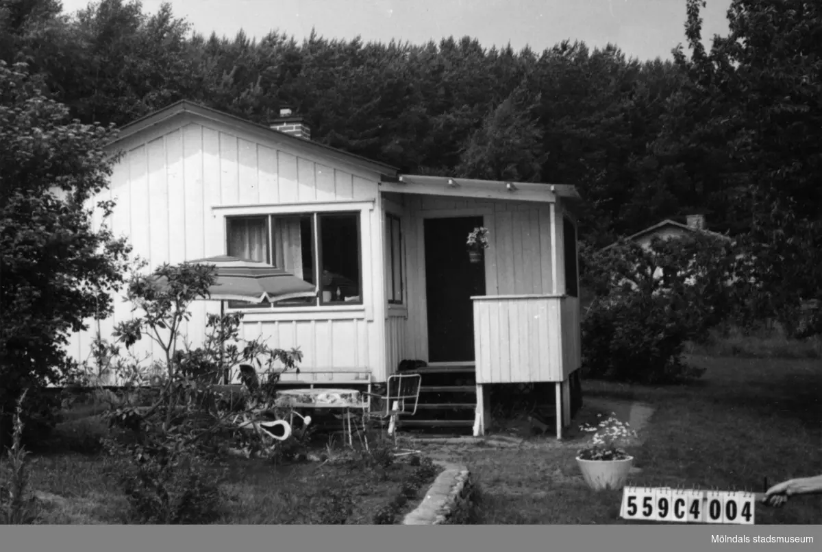 Byggnadsinventering i Lindome 1968. Gastorp 2:81.
Hus nr: 559C4004.
Benämning: fritidshus, redskapsbod och husvagn.
Kvalitet: god.
Material: trä.
Tillfartsväg: framkomlig.
Renhållning: soptömning.