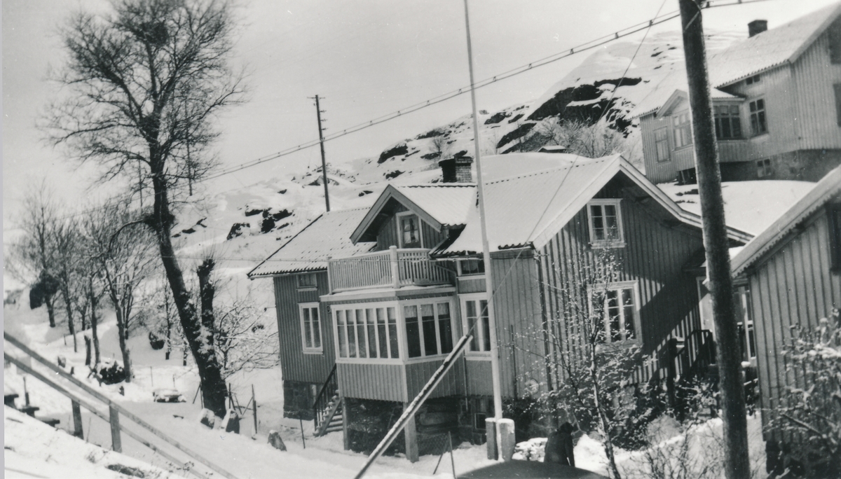 Postkontoret Kyrkesund, exteriör. Fotografiet föreställer byggnaden efter sista ombyggnaden av poststationen, ca 1940.