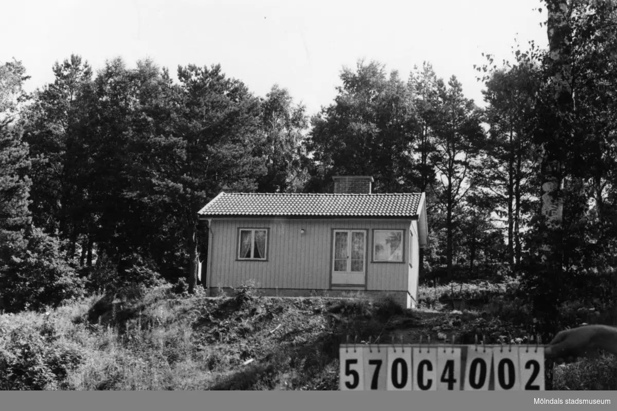 Byggnadsinventering i Lindome 1968. Dvärred 2:94.
Hus nr: 570C4002.
Benämning: fritidshus.
Kvalitet: mycket god.
Material: trä.
Tillfartsväg: framkomlig.
Renhållning: soptömning.