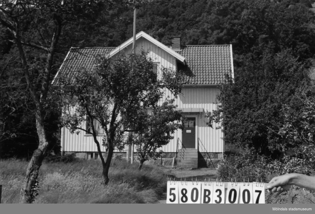 Byggnadsinventering i Lindome 1968. Knipered 3:4.
Hus nr: 580B3007.
Benämning: bibliotek.
Kvalitet: god.
Material: trä.
Tillfartsväg: framkomlig.