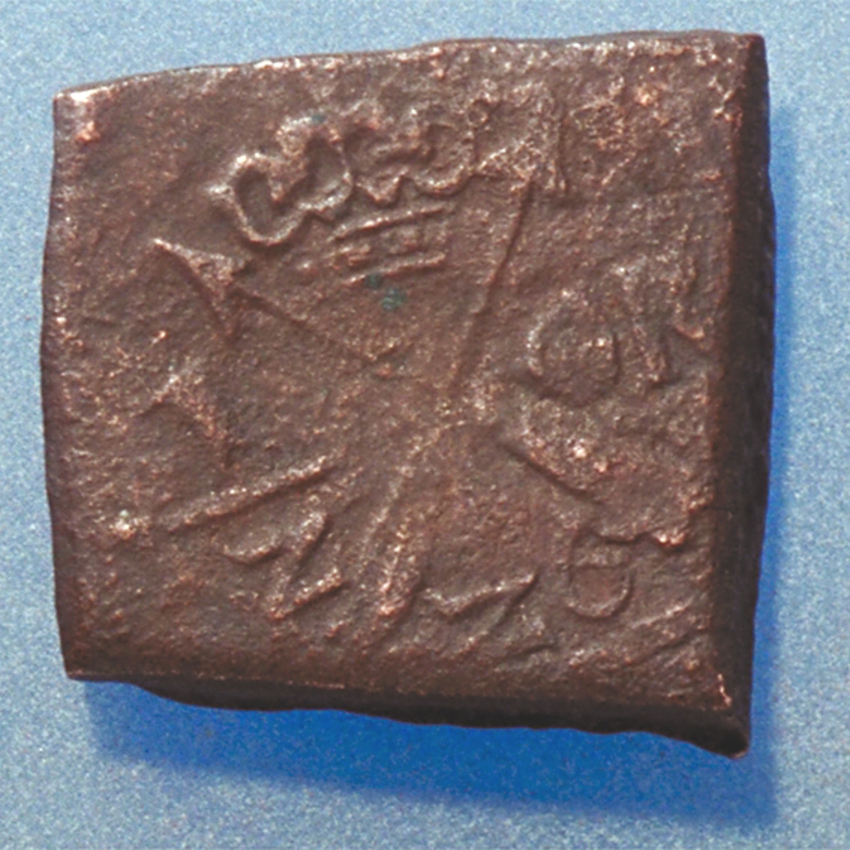 Â½- öre

Fyrkantigt mynt.

I bra skick, men slitet.

Vikt: 13,2 gram.



Text in English: Square-shaped coin. Denomination: Â½ - öre.

The obverse side has a Vasa sheaf in the centre, faintly visible. The initials G R appear in capital letters. G placed to the left and R to the right of the sheaf. G is only faintly visible.

The coin stamp is off-centre. The frame is partly visible.

The reverse side has two crossed arrows beneath a crown, faintly visible. On the left hand side is the fraction Â½, and on the right the initials ÖR, faintly visible.

The two digit year of coinage, 26 (1626), is placed beneath the arrows.

The coin stamp is off-centre. The frame is partly visible.



Present condition: both sides are worn.

Weight: 13,2 gram.