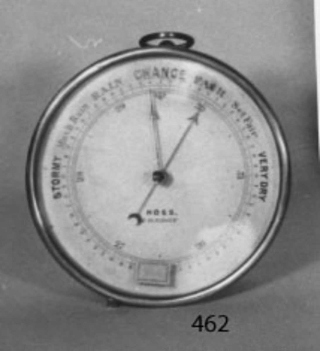 Aneroidbarometer (ej kvicksilver) .
Denna är en vätskefri barometer, där kvicksilvret är ersatt med ett lufttomt metallrör. Tillkom år 1929