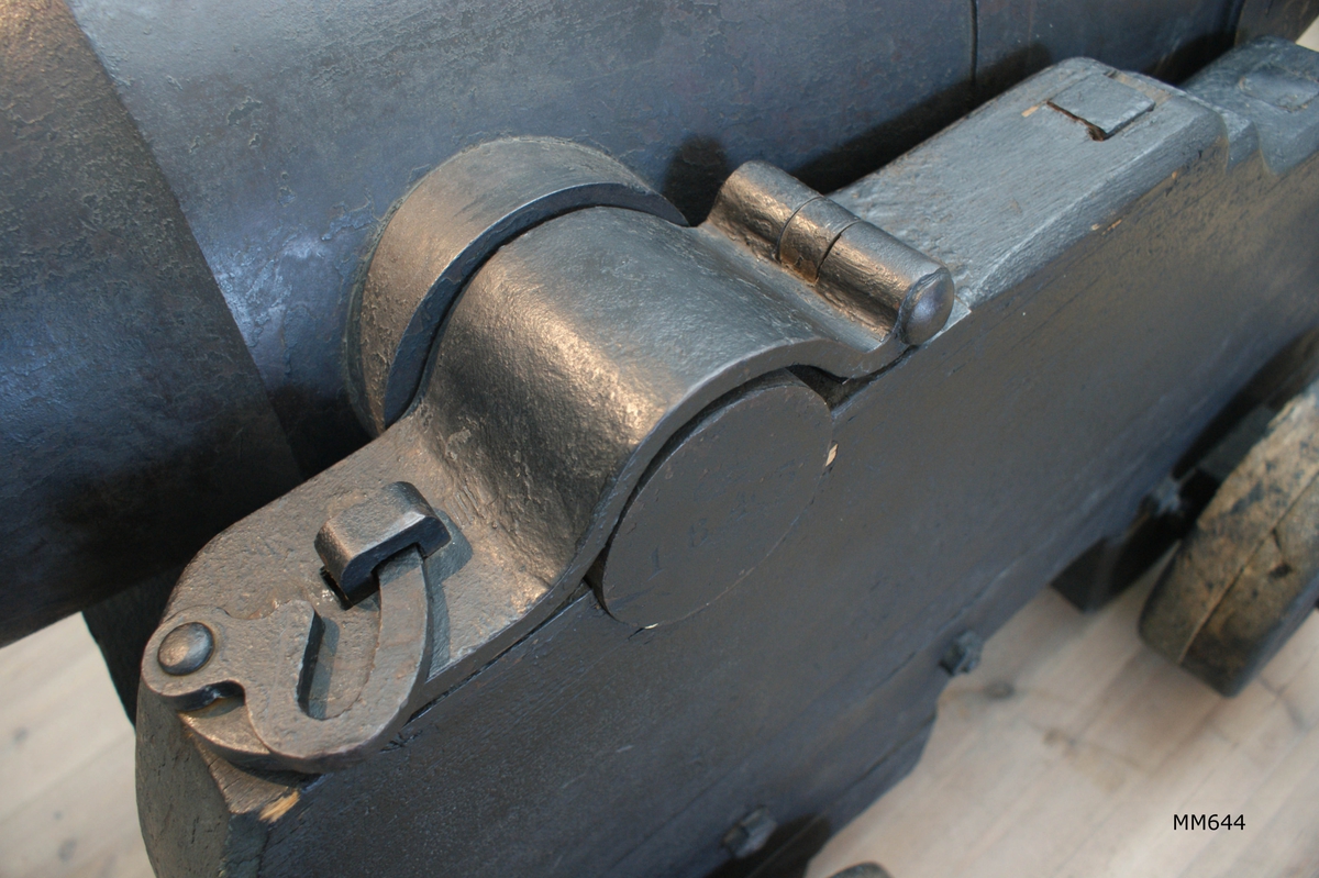 12-pundig kammarladdningskanon av Wahrendorffs modell, av järn, med 4-rull.lavett, av trä. Kanonens gjut. nr 284. Kanonen tillverkad vid Åkers styckebruk år 1845. Tillbehör (se 643:1-9): 1st siktkorn, 1 st uppsättningsstång, 1 st uppsättningsskruv, 1 st mynningspropp, 1 st laddtyg, 1 st borstviskare, 1 st slaglås, 1 st låskapell, 4 st lunsar.