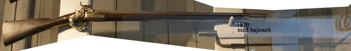 Gevär, 1831 års modell, typ b, avkortat och förändrat från flint- till slagkrutsantändning, säkring med s.k. klave. Märkt: "3". Kolven av trä, pipa och mekanism av stål. Beslagen av metall. Slaglås. Pipan slätborrad.