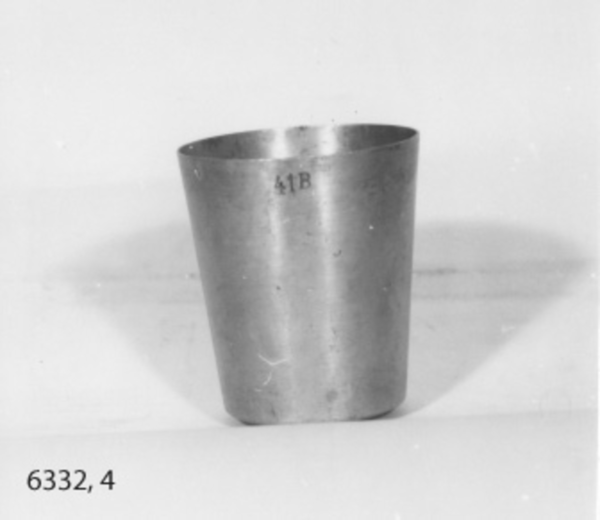 Muggar, dricks- av aluminium. Har använts under 1800- och in på 1900-talet. Koniska. Samtliga märkta med kronstämpel och dessutom nr 4 med 41 B.