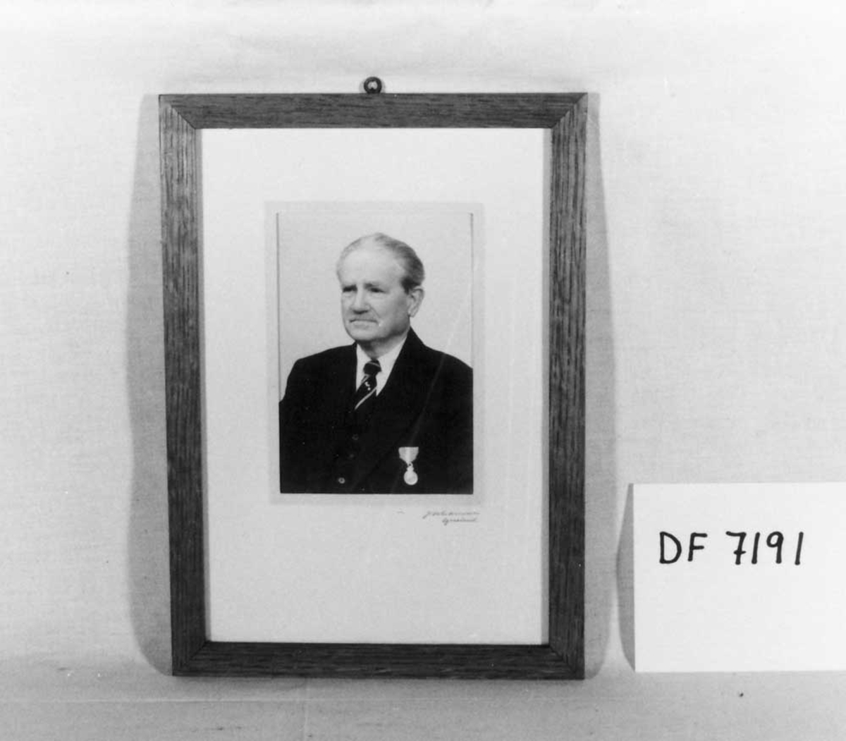 Svart-hvitt fotografi av Theodor Peter Nikolai Friestad som bærer kongens fortjenstmedalje i gull, tildelt 1.7.1947.