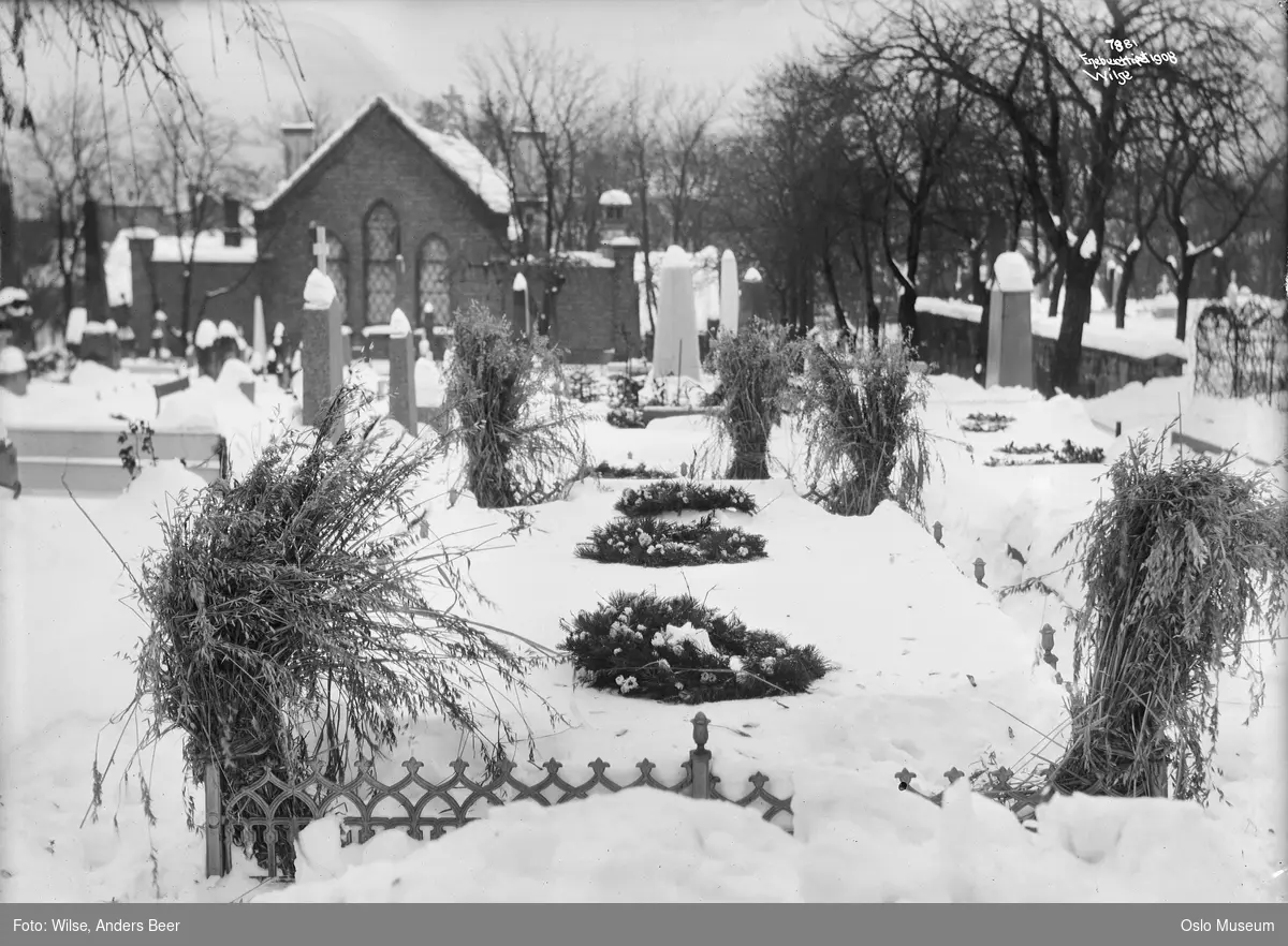 Vår Frelsers gravlund, kirkegård, julaften, gravstøtter, blomster, fuglenek, kapell, trær, snø