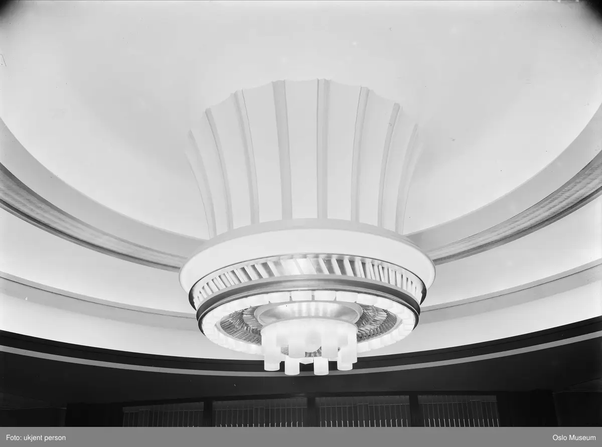 Folketeaterbygningen, interiør, teatersal, lysekrone - Oslo Museum ...