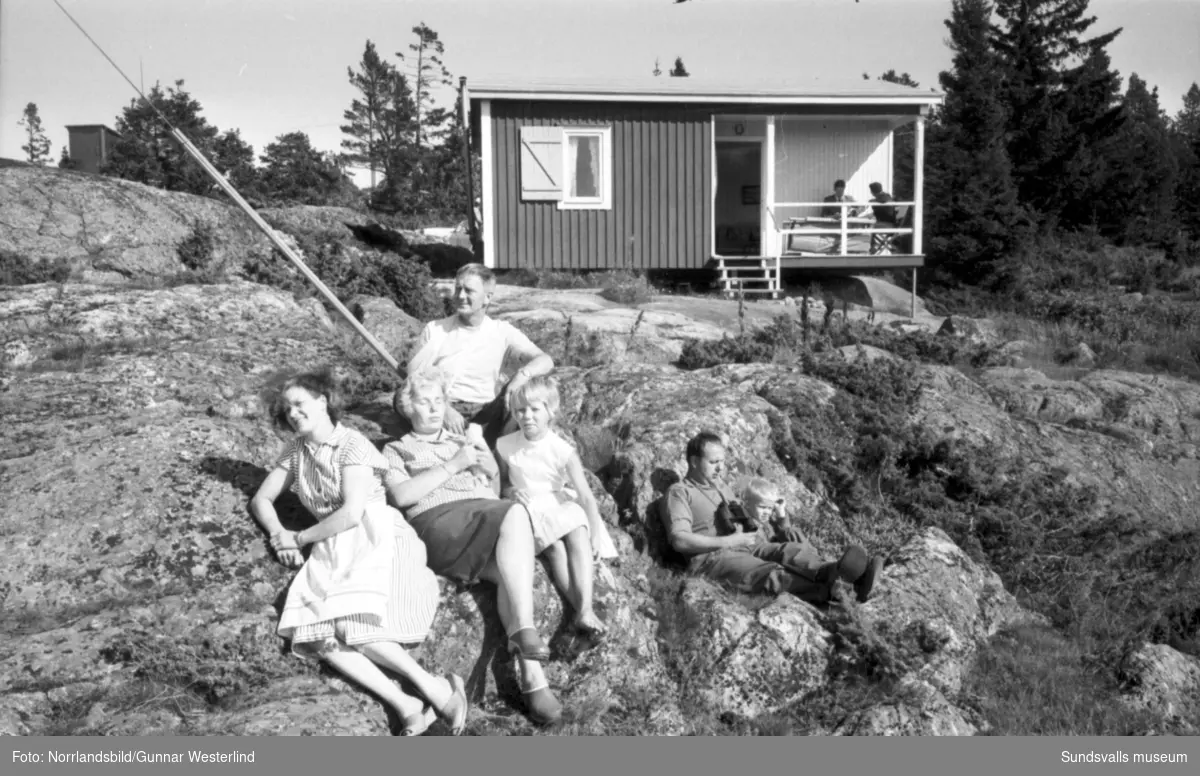 Reportagebilder från Tynderö om surströmming, sommarstugor och lots.