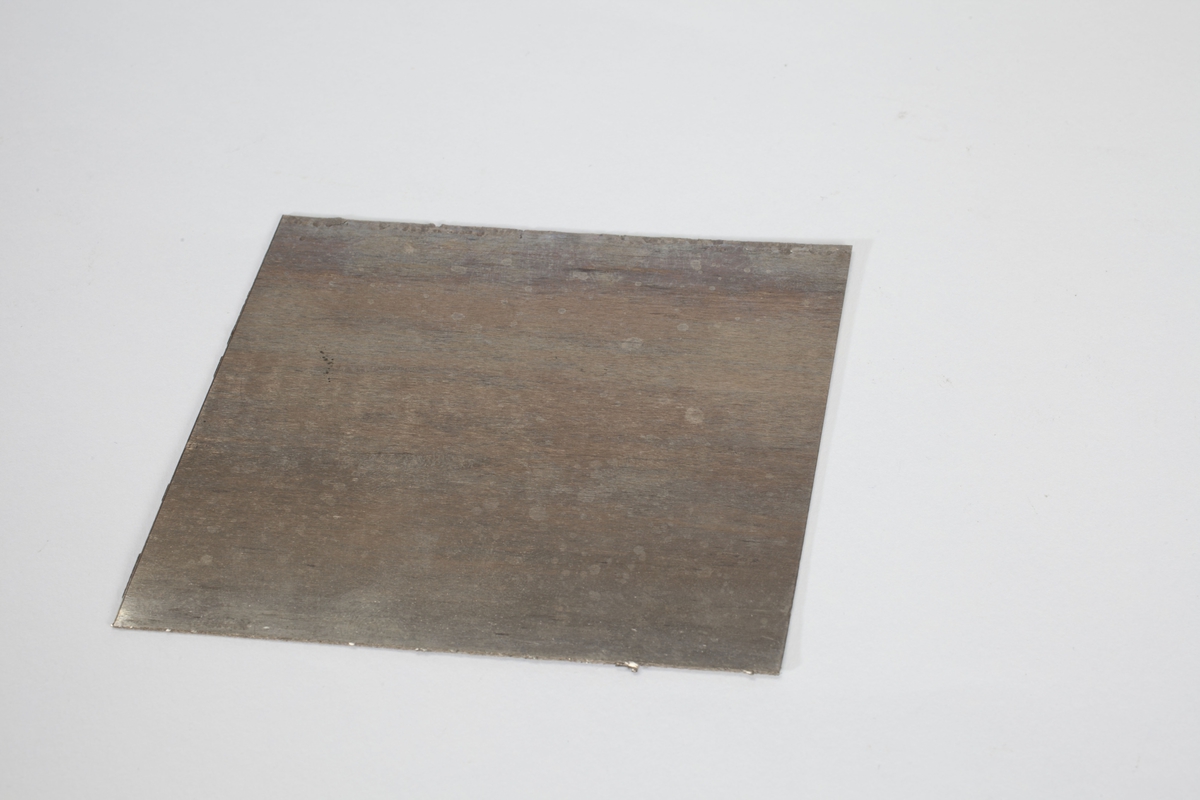 En rektangulær metallplate.