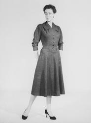 Modell i ylleklänning och pumps.