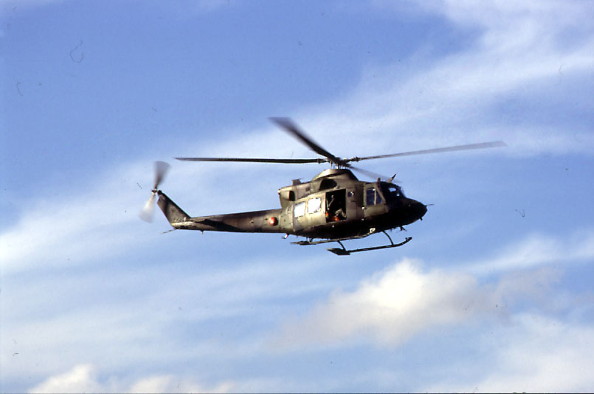 Lufthavn, 1 helikopter, Bell 412, 147 fra RNoAF, i luften. - Norsk ...